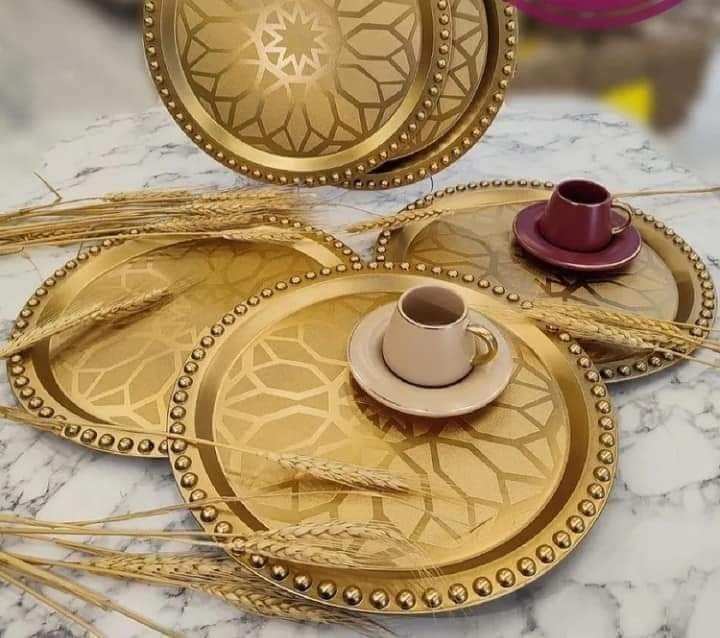 Plateau doré en plastique, pour servir ou sert pour la décoration
